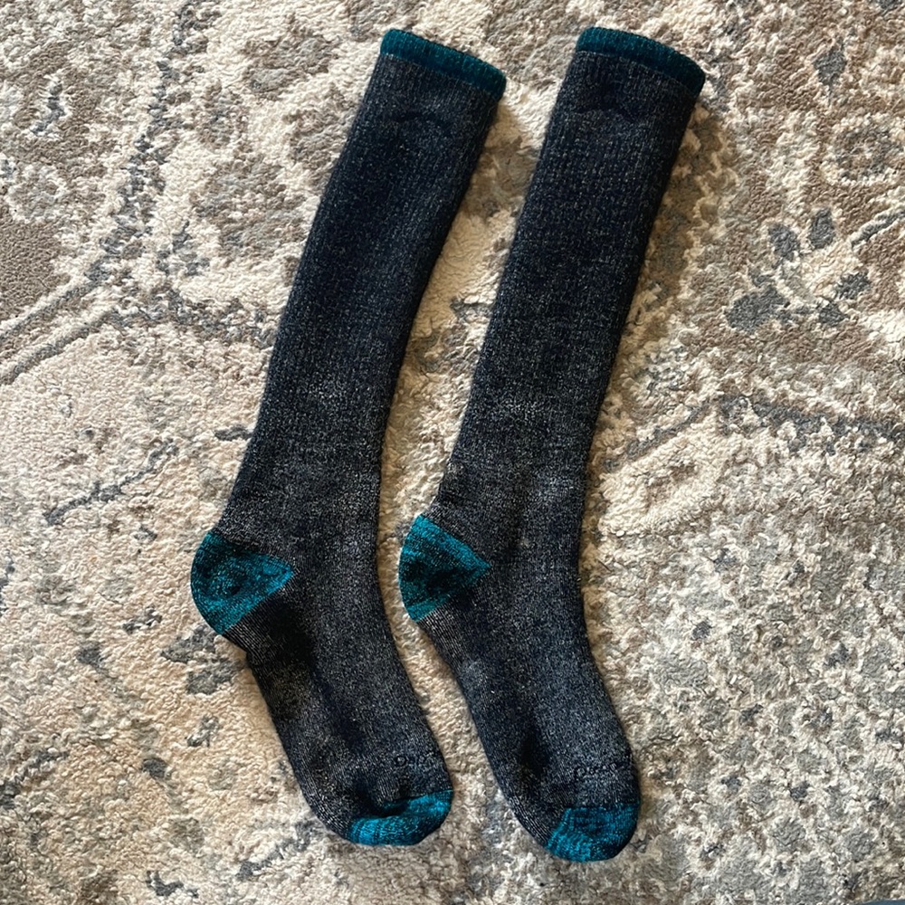 Darn Tough Women’s Mountaineering Over the Calf Socks. Size medium.